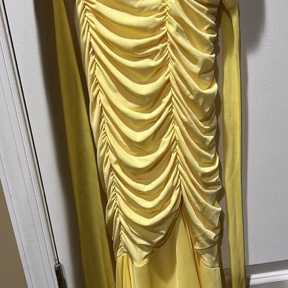 Yellow Cache’ Silk Crystal Detailed Gown size 2 - Picture 4 of 9
